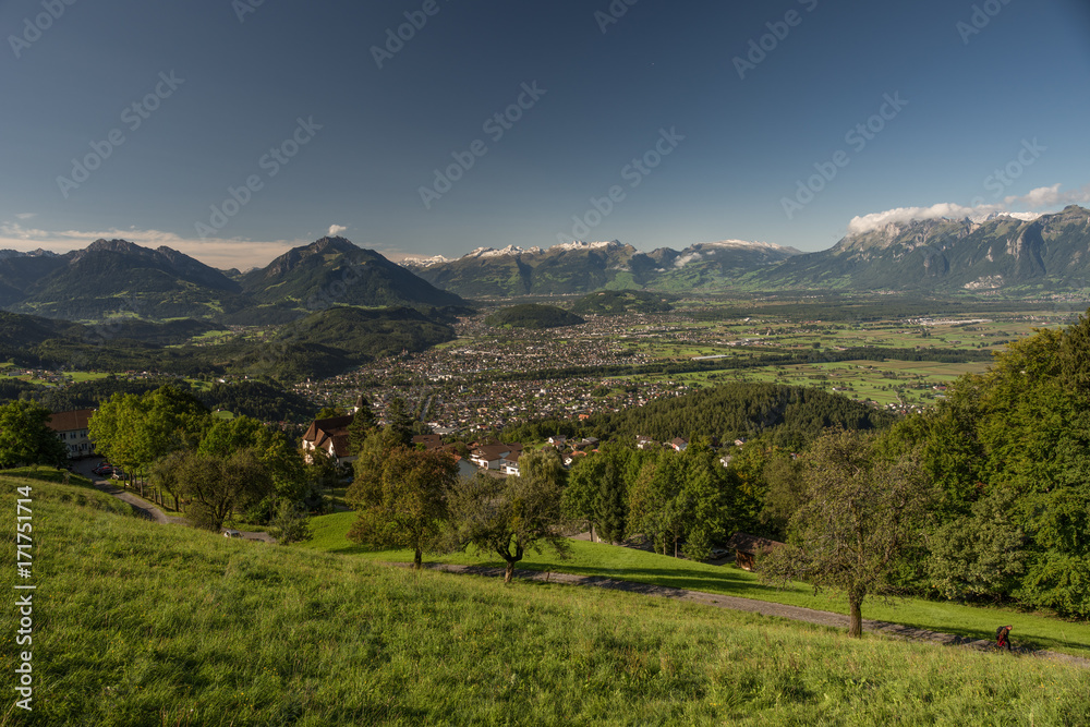 Obraz premium Oberes Rheintal mit Rankweil, Feldkirch, Ardetzenberg, Hoher Kasten, Säntis, Blick vom Viktorsberg (Vorarlberg)
