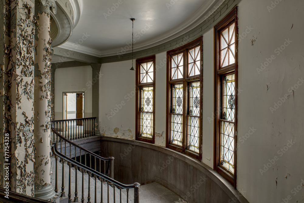 Obraz premium Abandoned Courthouse Windows & Staircase - Massachusetts