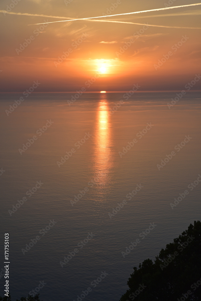 Coucher de soleil en été dans le cap Corse Coucher de soleil en été dans le cap Corse