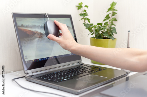 Εκτύπωση καμβά Workspace with calibrator or profiler attached to laptop's display to get accurate colors