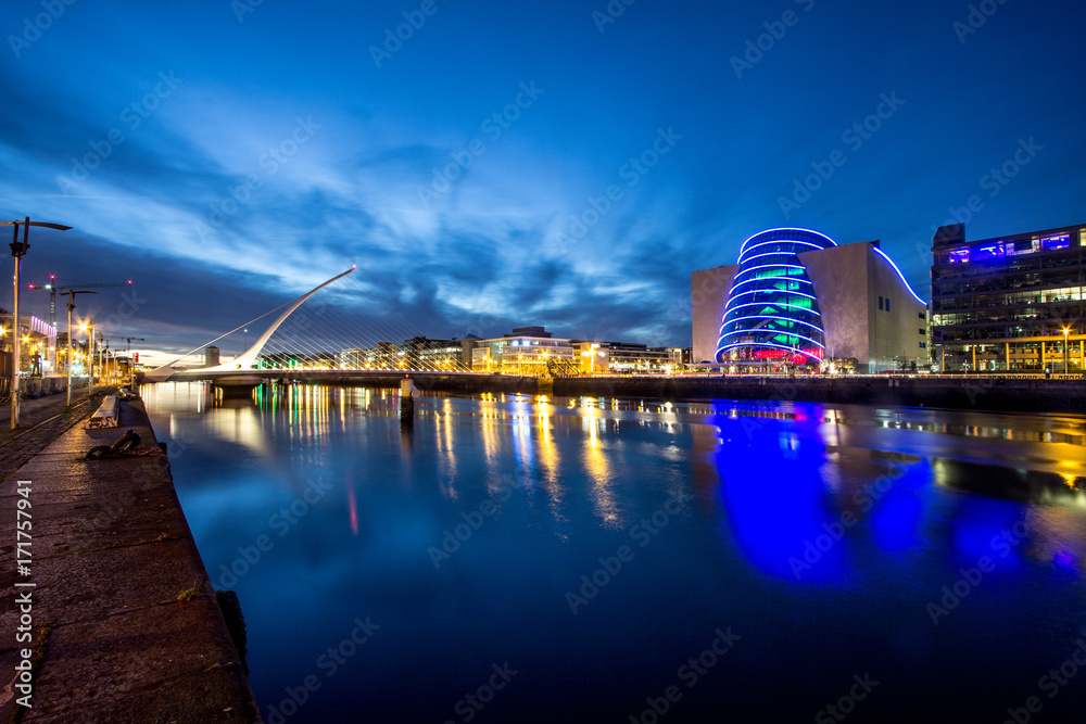 Obraz premium Widok na Dublin nocą