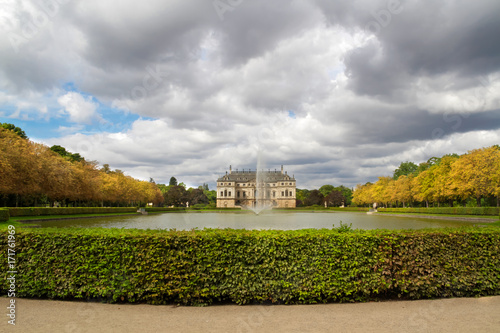 Palais Großer Garten Dresden mit Palaisteichim Herbst