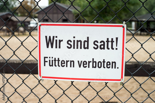 Füttern verboten / Schild mit den Worten Wir sind satt, Füttern verboten