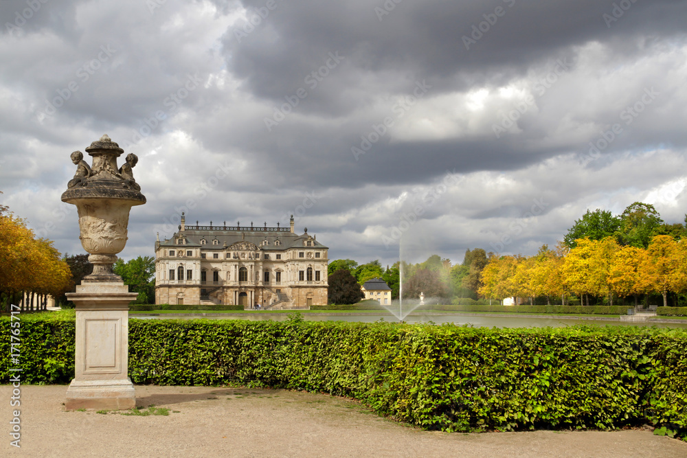 Palais Großer Garten Dresden mit Palaisteich im Herbst mit Regenwolken