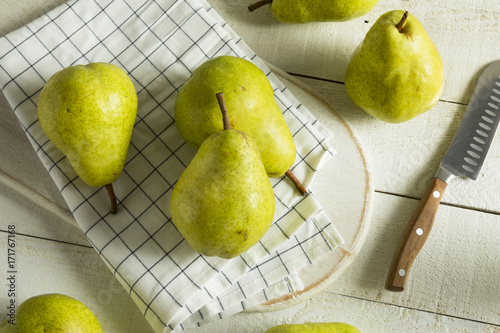 Raw Green Organic Bartlett Pears