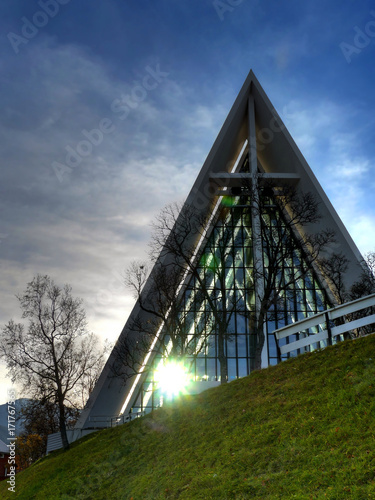 Cathédrale arctique en contrejour, Tromsø, Norvège