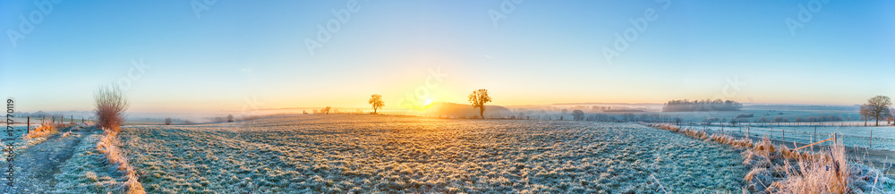 Fotografie Sunrise on a cold winter day - panoramic view