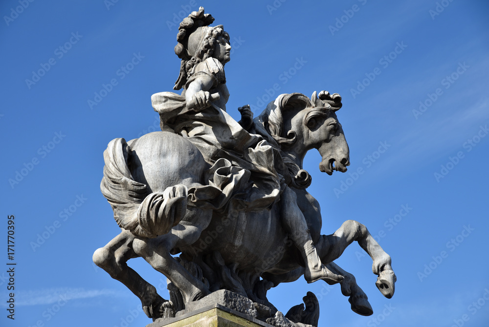 Statue équestre de Louis XIV cour Napoléon à Paris, France