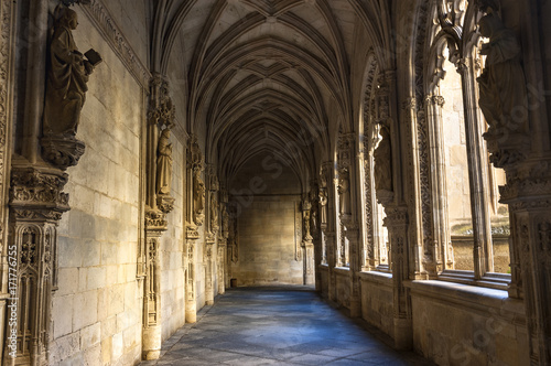 Claustro del Monasterio de San Juan de los Reyes en Toledo  Espa  a 