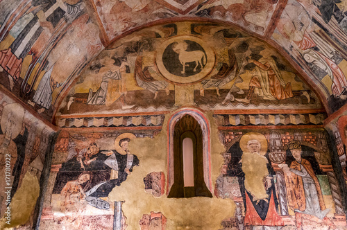 Pinturas murales la ermita de la Vera Cruz de Maderuelo (copia), Segovia, España foto de | Adobe