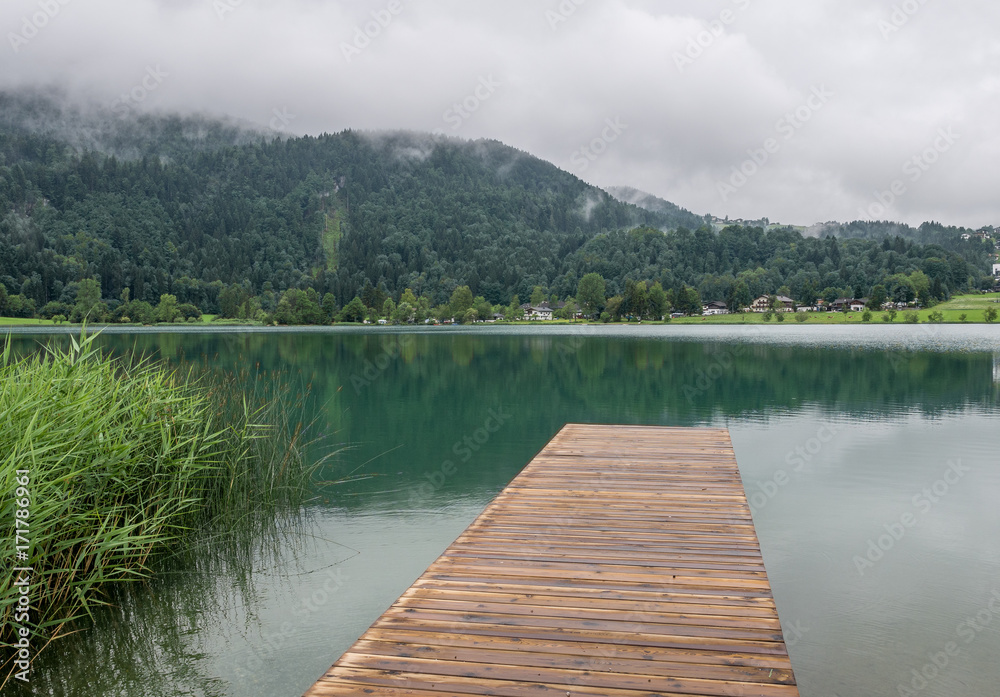 Naklejka premium Górskie jezioro Thiersee w Tyrolu w Austrii