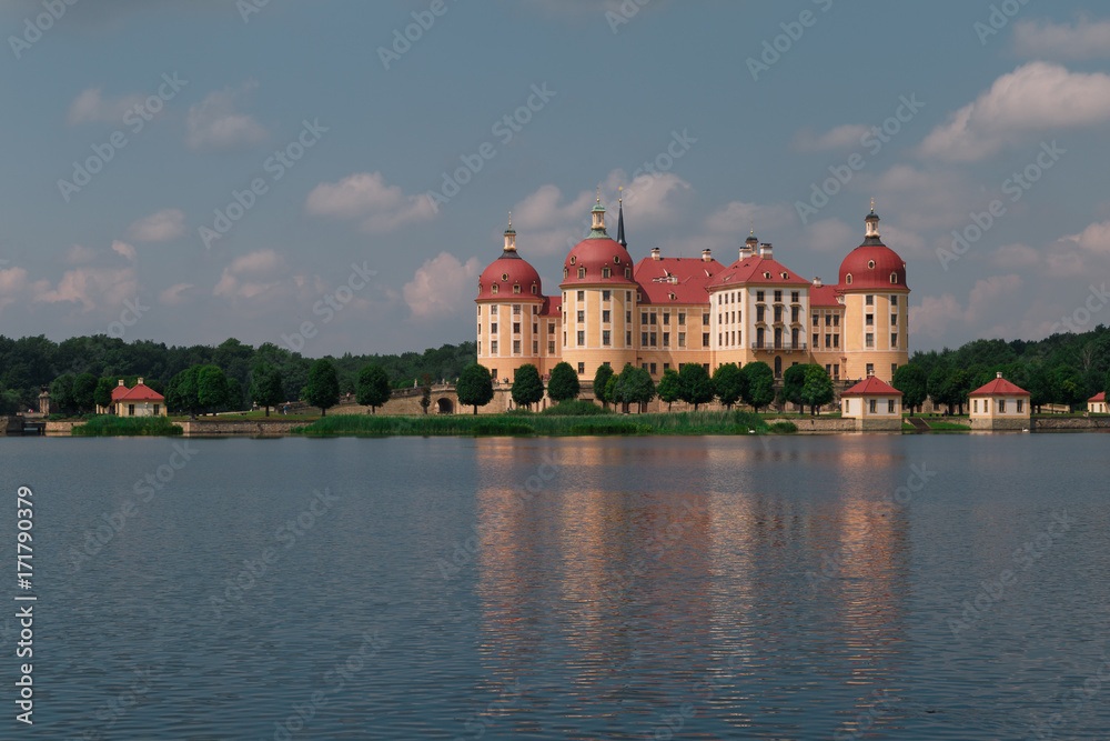 Fototapeta premium Schloss mit rotem Dach und Spiegelung im Wasser