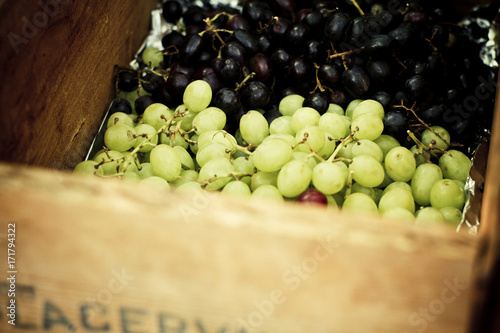 wood box of red and white grapes