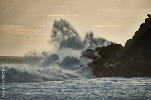 Wellen brechen sich an den Lavaklippen bei Grand ´Anse auf Réuinion © C. Strom