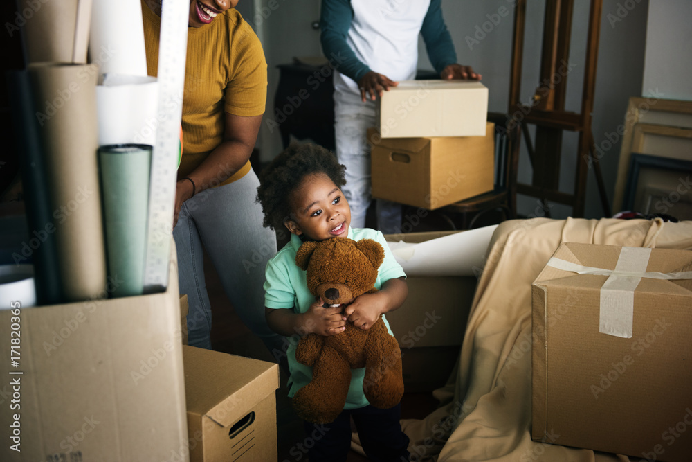 Black family moving in to their new house - obrazy, fototapety, plakaty 