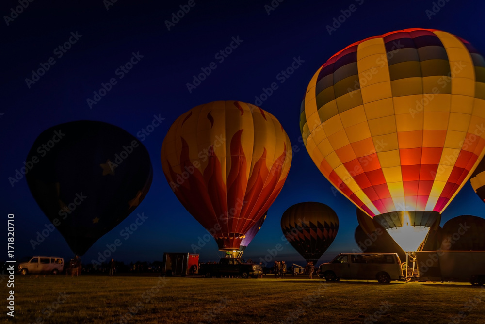 Obraz premium hot air balloons glowing in night sky
