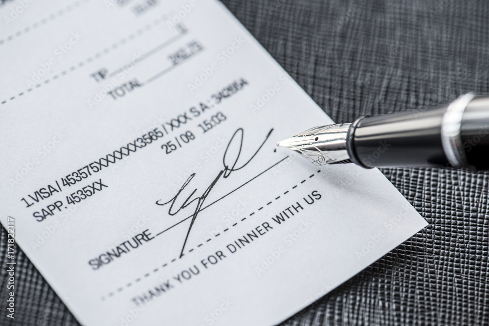 Fototapeta premium Macro of signing fountain pen on receipt
