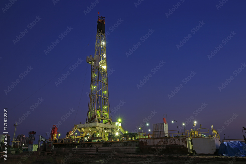 Obraz premium Oil drilling platform in the beautiful night