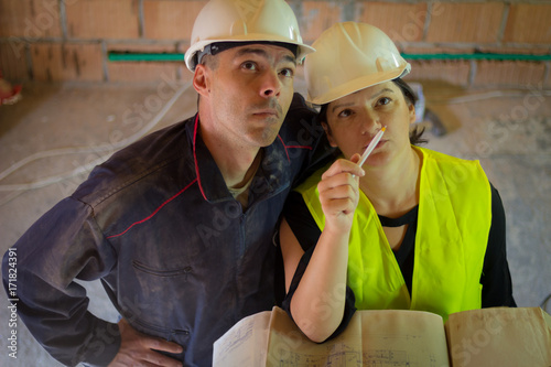 Φωτογραφία A female engineer shows the problem to the head of the building site