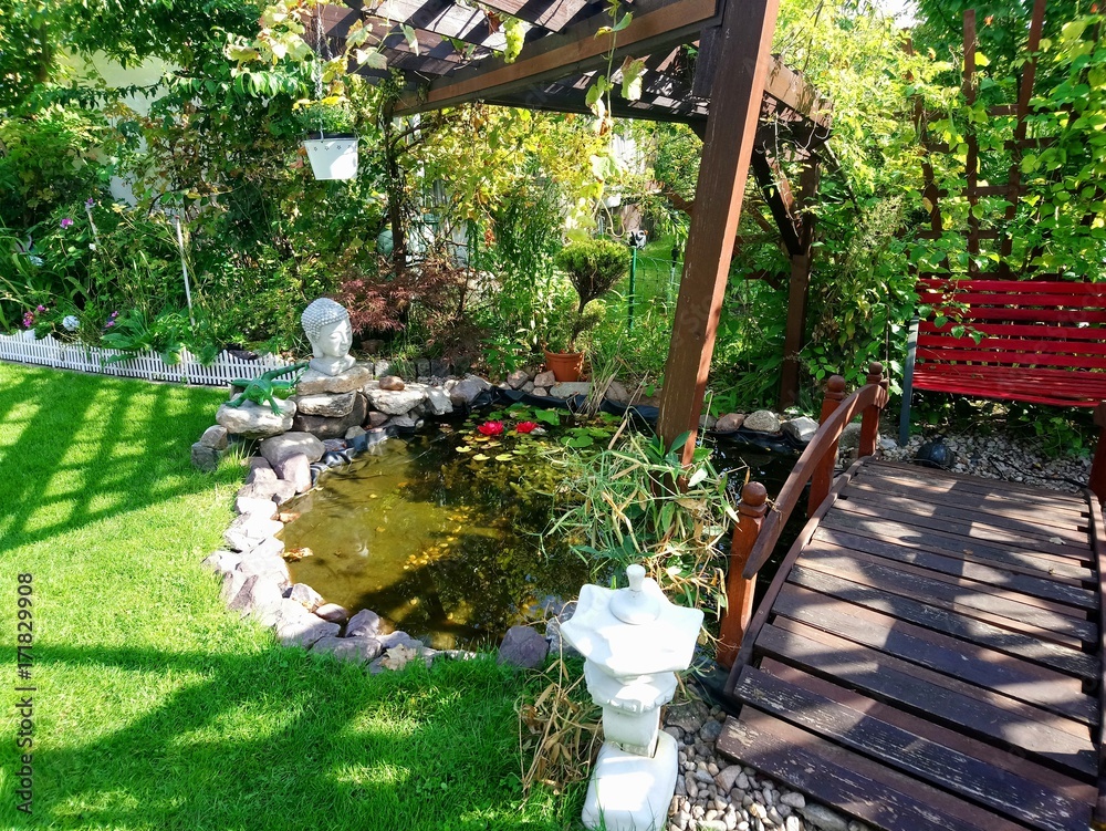 kleine Brücke / Teich / Schrebergarten StockFoto Adobe Stock