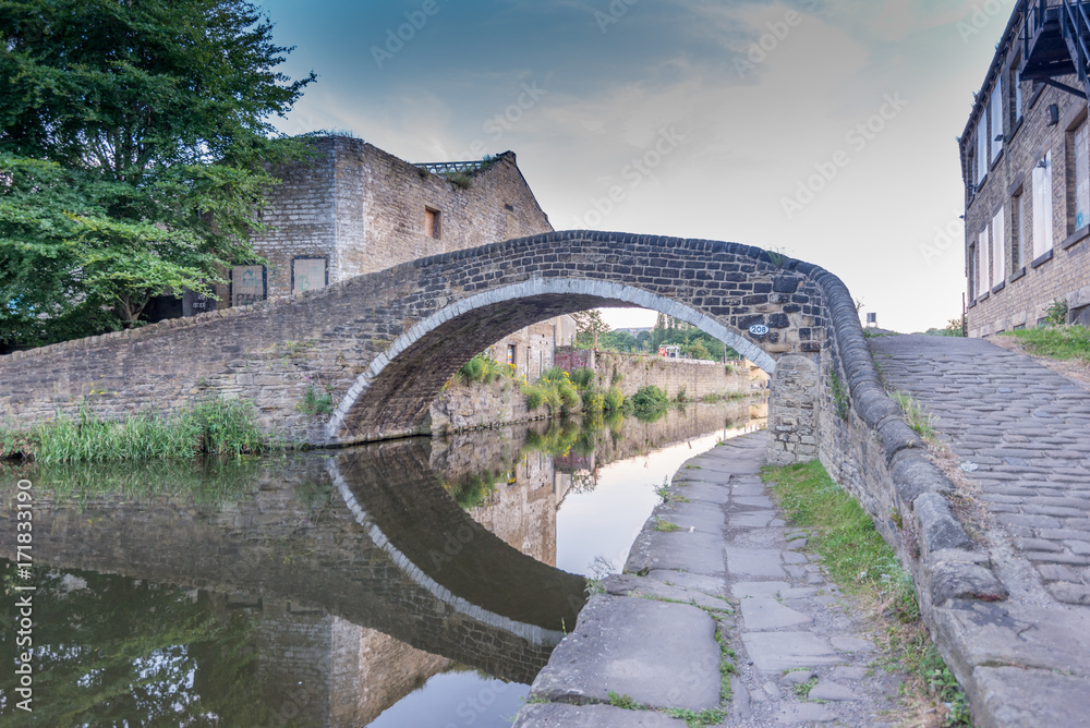 Naklejka premium Bridge over Canal