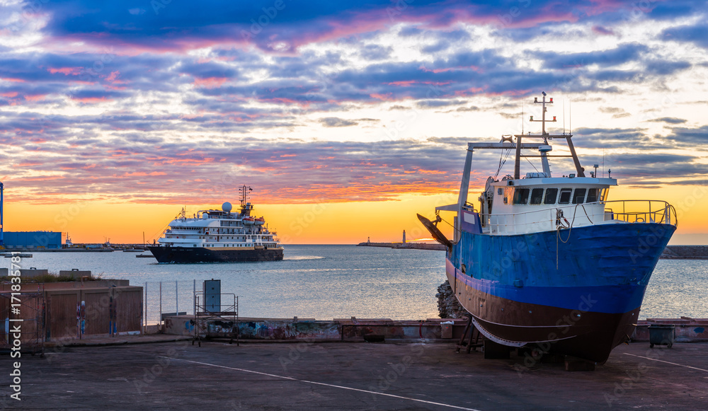 Obraz premium Lever de soleil dans le port de Sète, Hérault en Occitanie, france