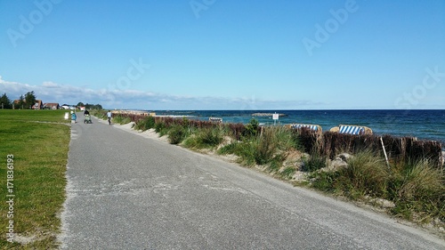 Fahrradweg am Strand an der Ostsee, Probstei
