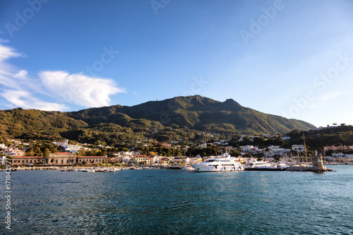 Vue sur le port de Casamicciola, Ischia,  golfe de Naples, région de Campanie, Italie © Warpedgalerie