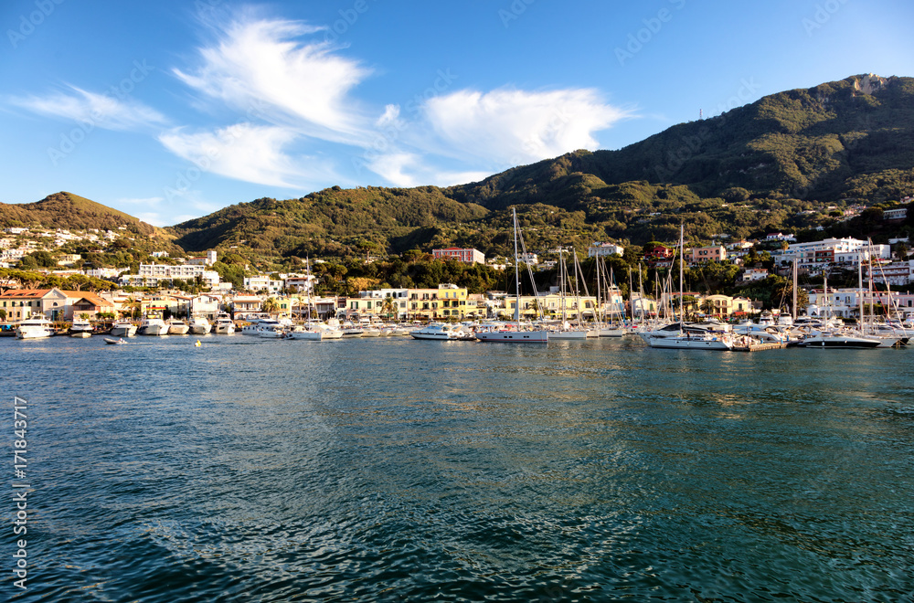 Vue sur le port de Casamicciola, Ischia,  golfe de Naples, région de Campanie, Italie