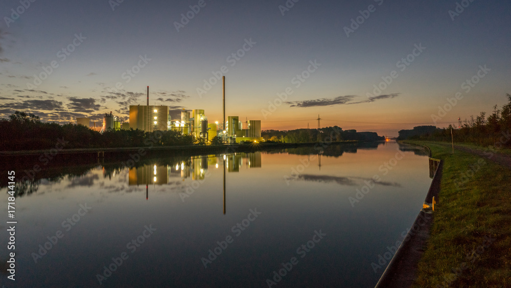 Lünen Kohlekraftwerk am Kanal beim Sonnenaufgang
