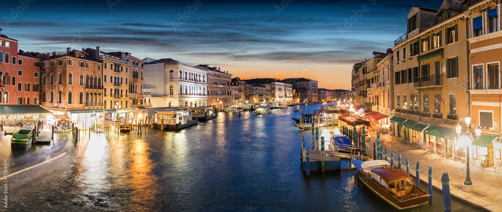 Panoramasicht auf den Canal Grande in Venedig, Italien, kurz nach Sonnenuntergang
