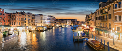 Panoramasicht auf den Canal Grande in Venedig, Italien, kurz nach Sonnenuntergang © moofushi