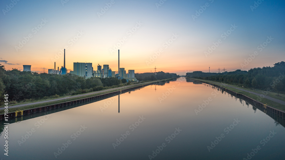 Lünen Kohlekraftwerk am Kanal beim Sonnenaufgang