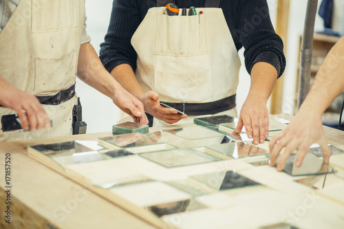 Foto Carpenters workshop with a craftsman building a display case from wood and glass