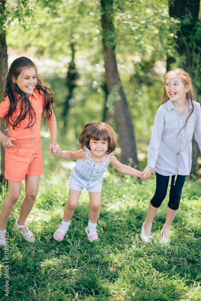 Obraz premium Happy children having fun in spring park