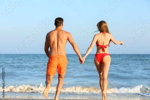 Happy young couple on sea b...