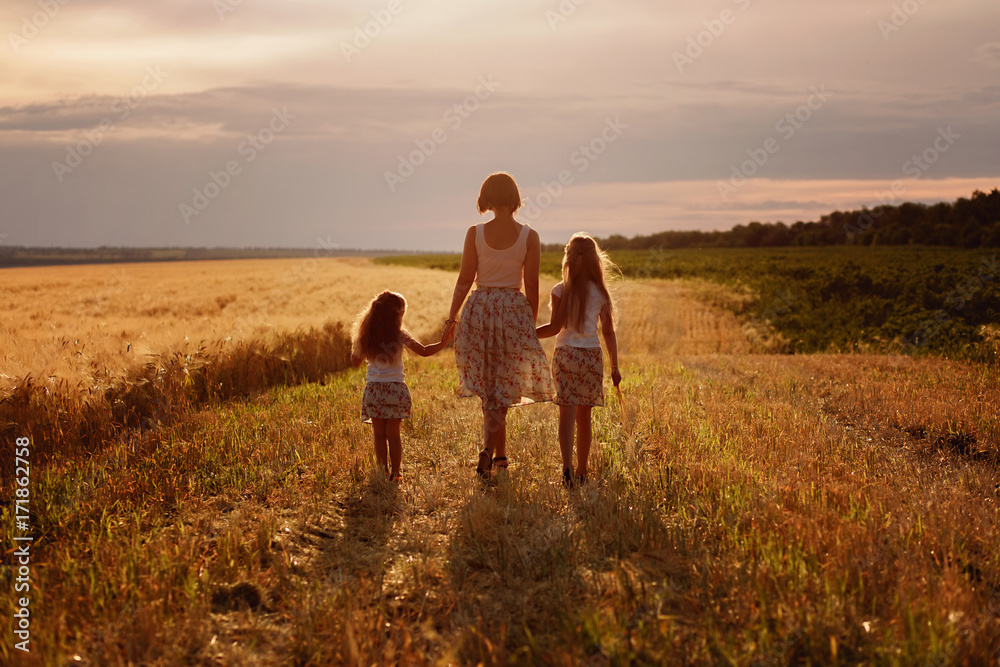 Девушки в пшеничном поле