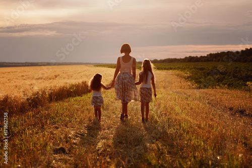 Девушки в пшеничном поле