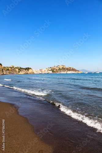 Vue sur la plage de la Chiaia , Procida, golfe de Naples, région de Campanie, Italie 