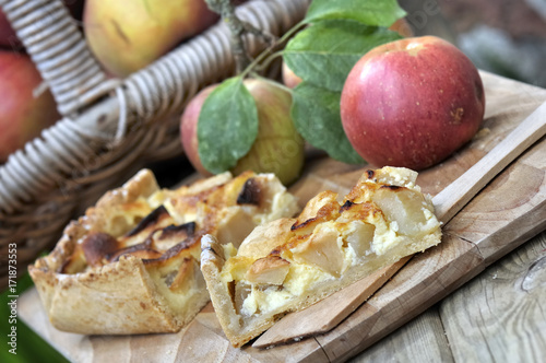 tarte aux pommes normande et fruits sur plateau en bois