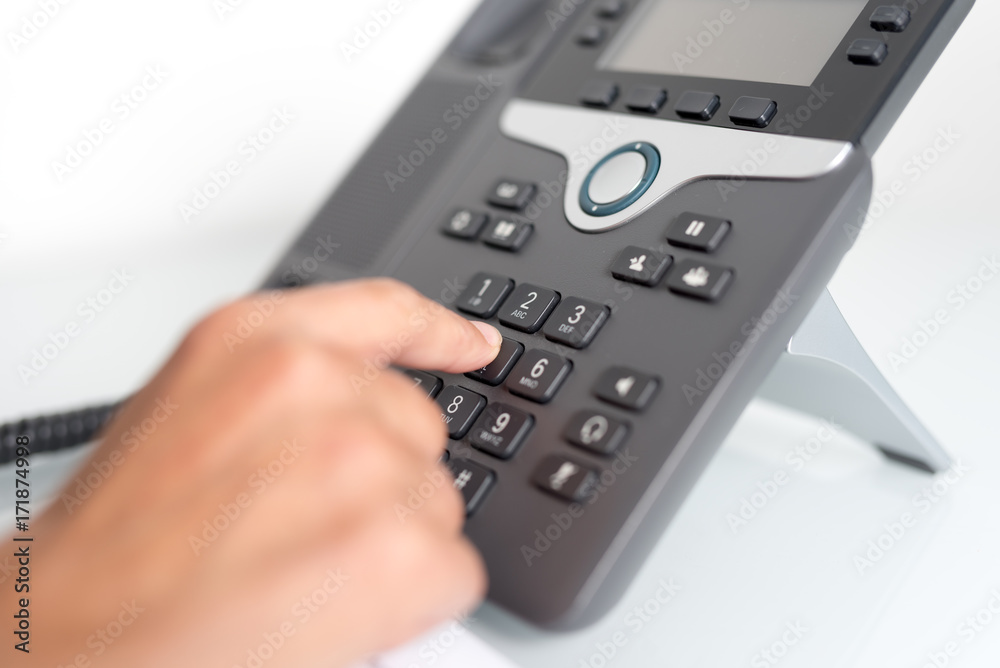 Modernes Telefon im Büro mit Hand Modernes Telefon im Büro mit Hand