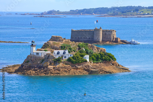 Phare de l'île Louët, Carantec et Château du taureau, Plouezoc'h. Baie de Morlaix. Finistère, Bretagne 