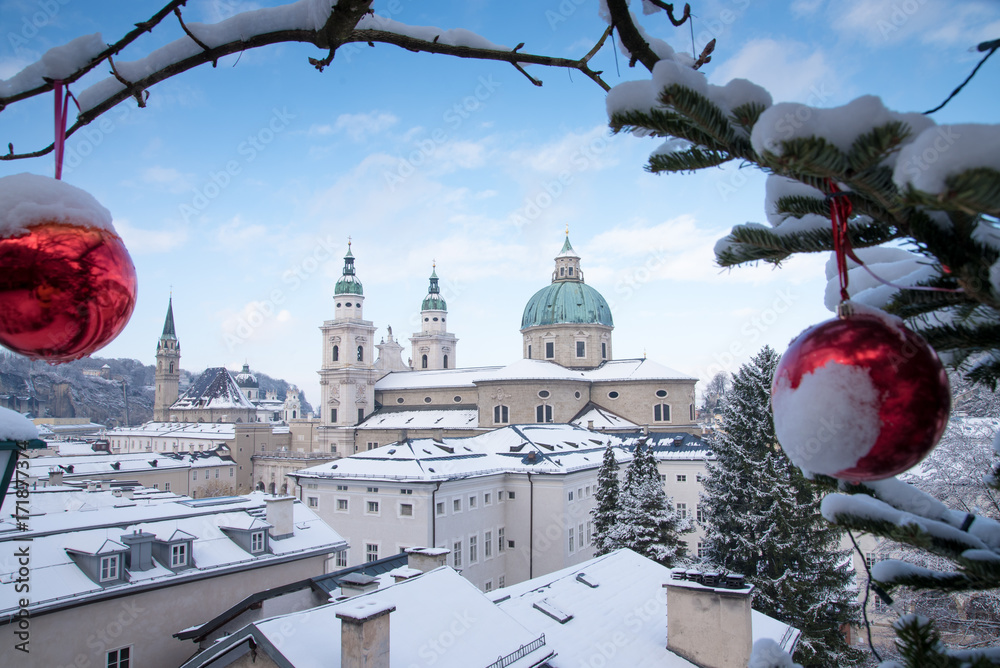 Naklejka premium Salzburg w śnieżną zimę