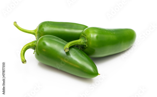 jalapeños - Jalapeno Chilis - Scharfe Chilischoten auf weissem Hintergrund