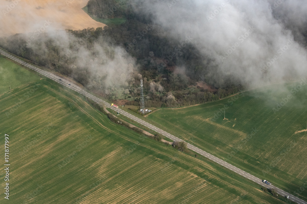 Vue aérienne d'un camion sur une route à Carrouges dans l'Orne en France