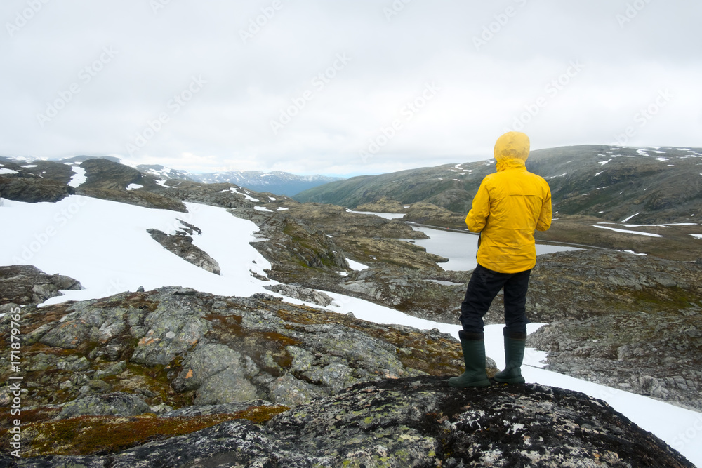 Obraz premium Typical norwegian landscape with snowy mountains