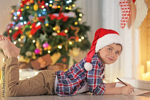 Cute boy in Christmas hat w...