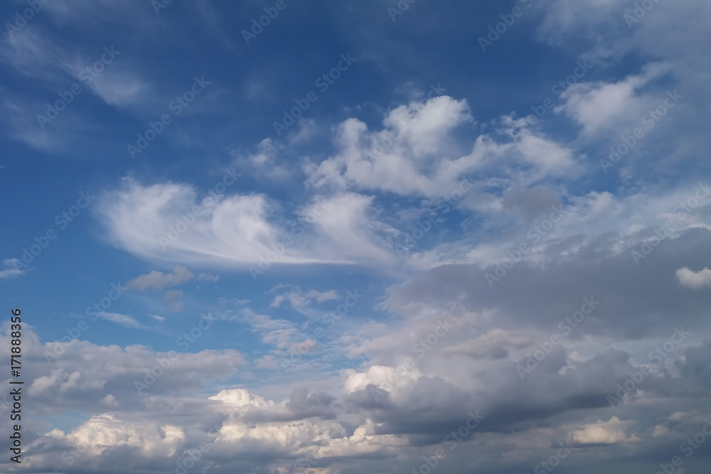 Obraz premium weiße und graue Wolken in einem herbstlichen Nachmittagshimmel