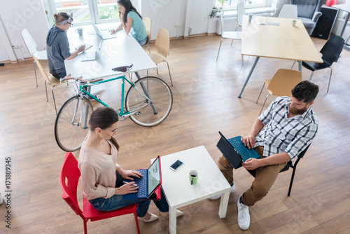 Vier Freelancer nutzen gemeinsam Coworking space als Büro für ihr Business photo