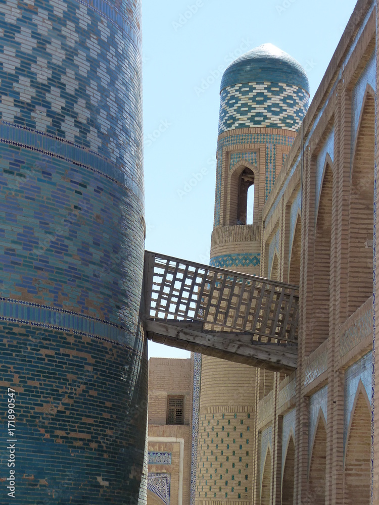 Passaggio di legno fra due edifici religiosi a Khiva in Uzbekistan.
